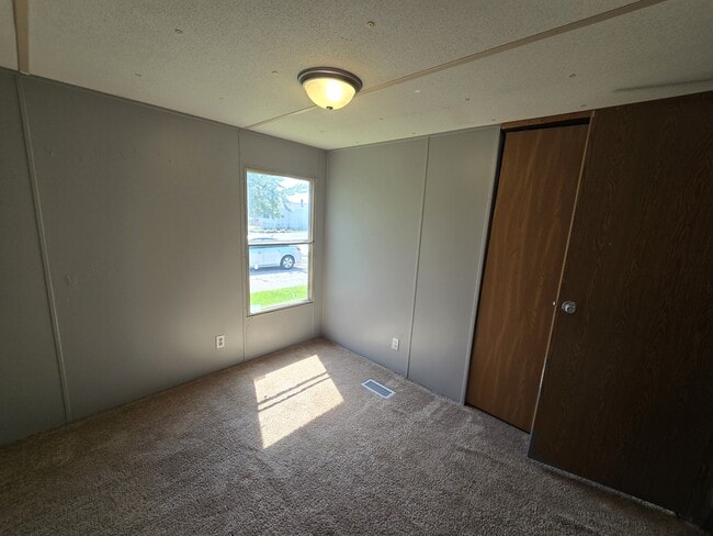 Building Photo - 700 W Ridgeway Ave