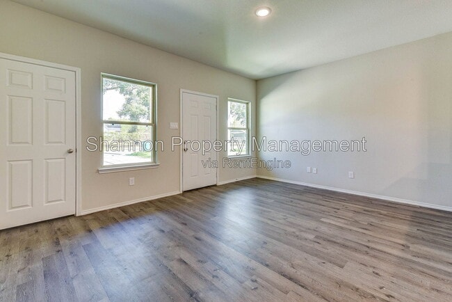 Building Photo - 407 E Avenue G