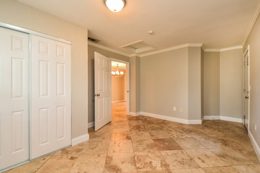 Building Photo - 5595 Sunrise Dr