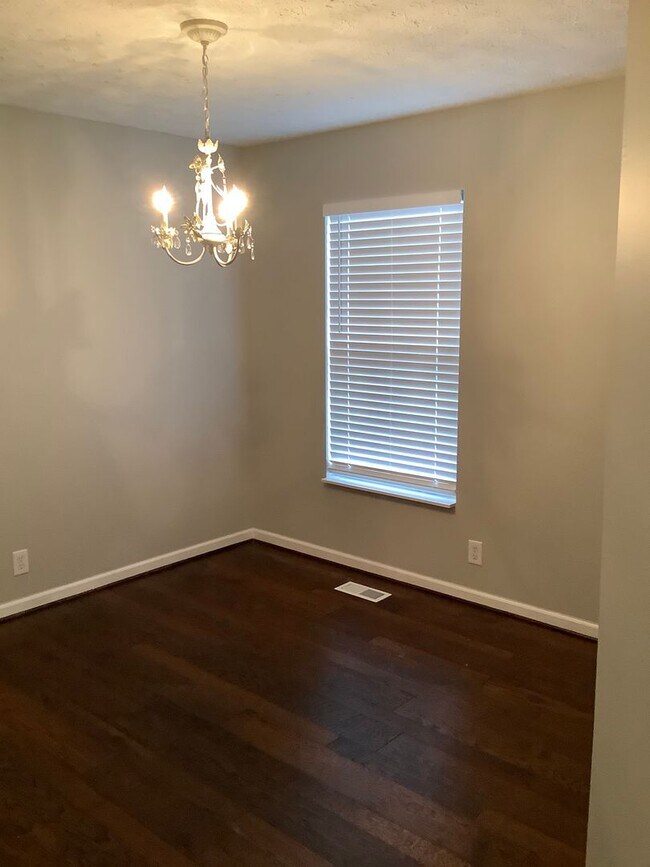 Building Photo - Bellevue - 3 bedrooms - 2 1/2 baths home