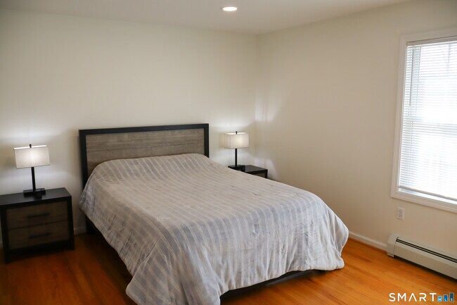 Building Photo - 25 W Silver St