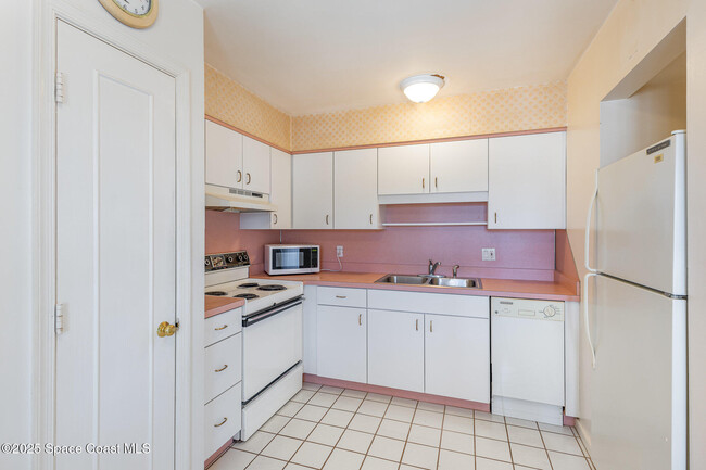 Building Photo - 105 E Colonial Ct