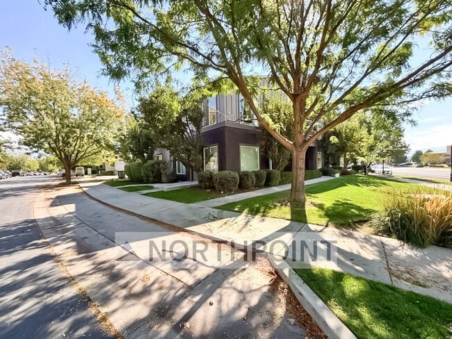 Building Photo - 2BR 1BA Townhome w/ In-Unit Laundry • Stainless Steel • Private Patio in South Jordan