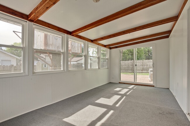 Building Photo - 648 N Greenview Ave