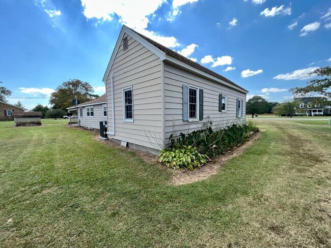 Building Photo - 784 S Sandy Hook Rd