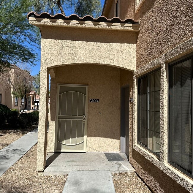 Building Photo - 2 bedroom/2 baths condo