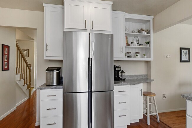 Building Photo - 10 James Dr