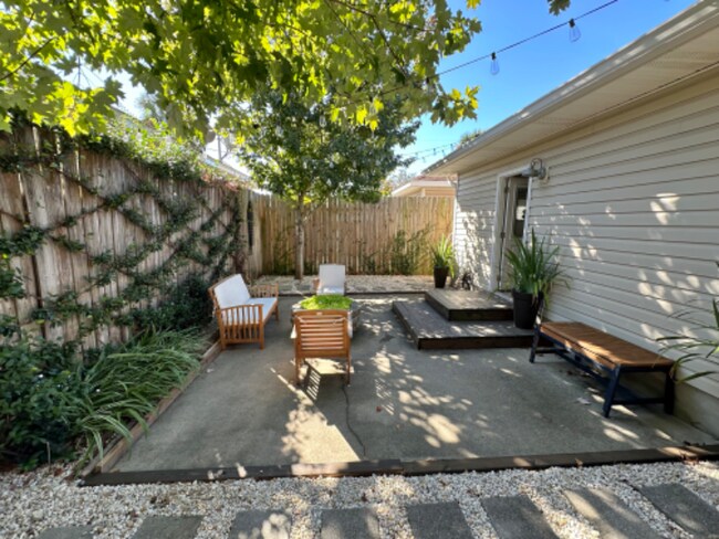 Building Photo - 902 N Davis Hwy