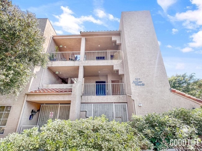 Building Photo - Beautiful Updated 2 Bed 2.5 Bath Condo in Hillcrest!