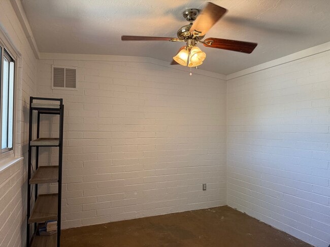 Building Photo - Adorable 2 bed + office/1 bath House with ...