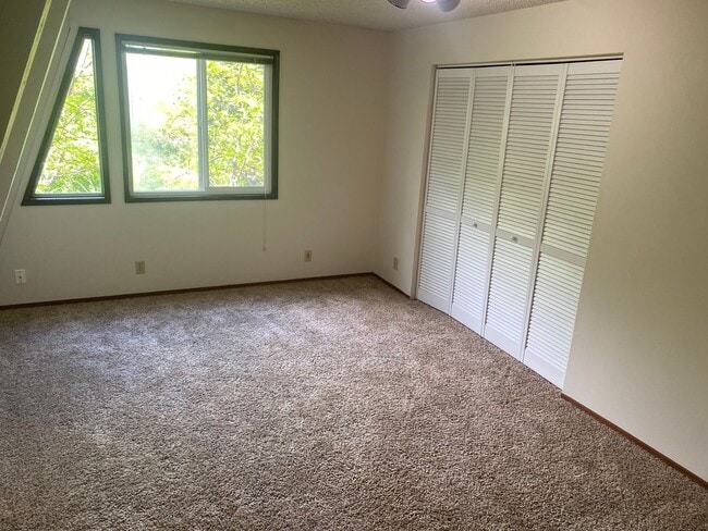 Building Photo - 3 bedroom 1.5 Bath Tandem Home!