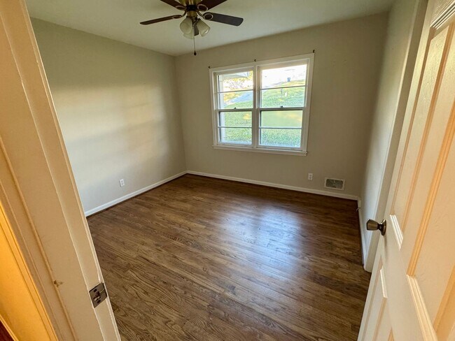 Building Photo - 3 Bedroom Home in Saks!