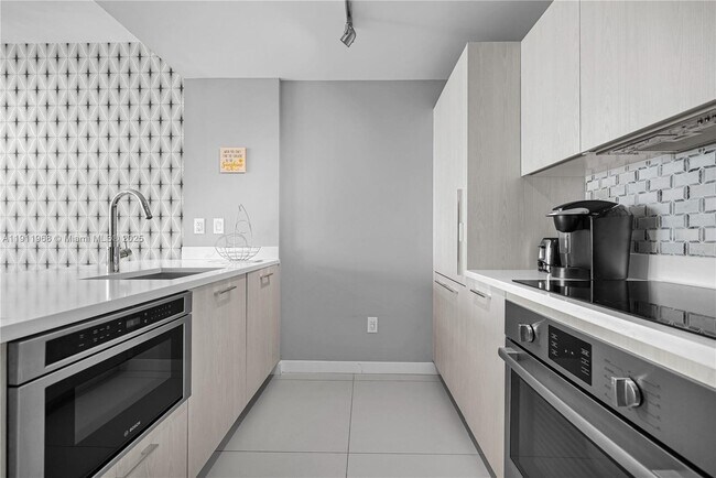 Building Photo - 501 NE 31st St