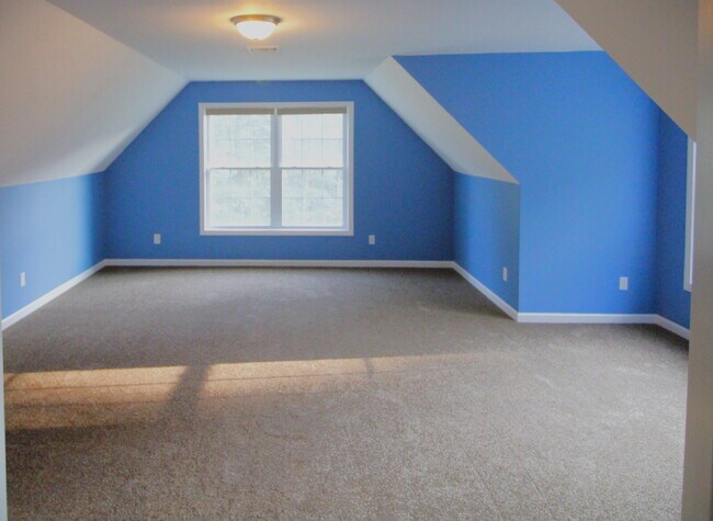 Building Photo - Privacy, Space, and Modern Comfort in Salem