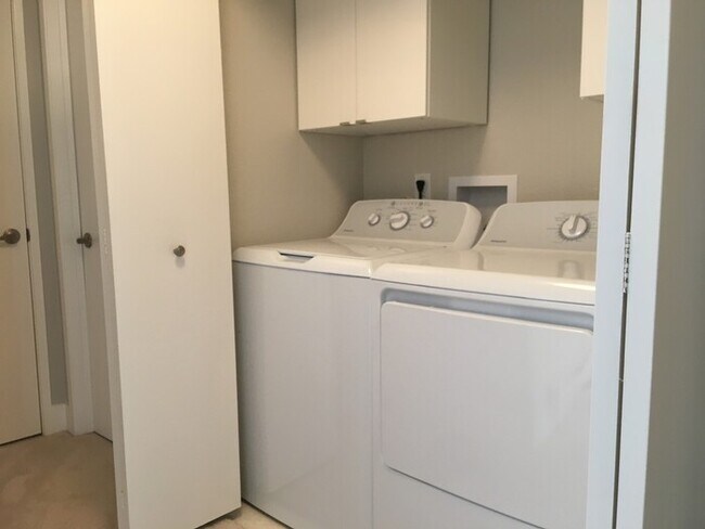 Building Photo - Charming One Bedroom in Cove at Marina Bay