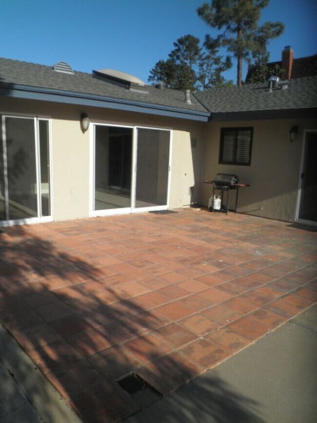 Building Photo - 3 BEDROOM + 2 BATHROOM HOUSE IN NEWBURY PARK