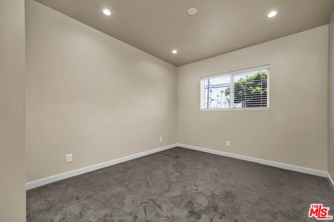 Building Photo - 2816 3/4-2814 W Jefferson Blvd