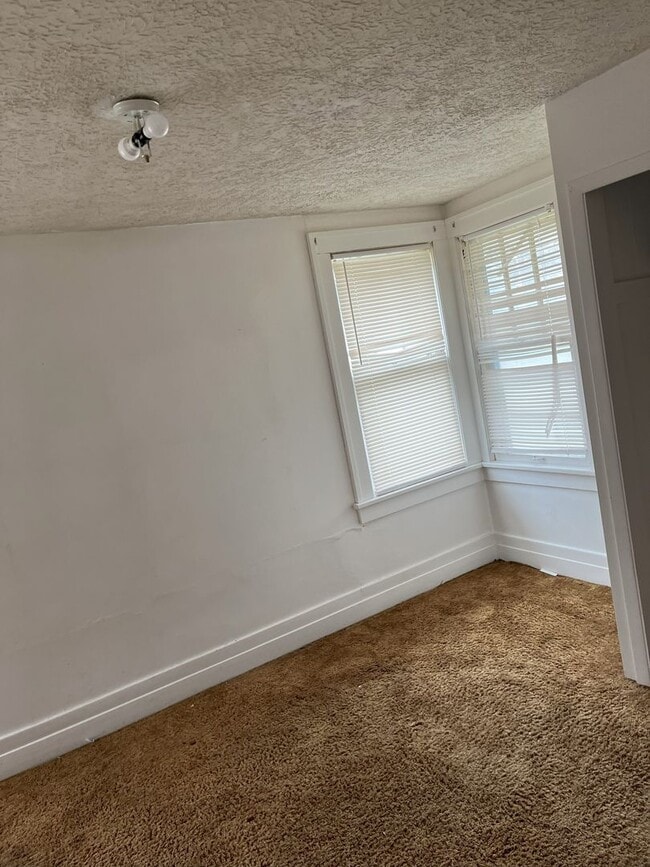 Building Photo - 1 Bed 1 Bath Duplex