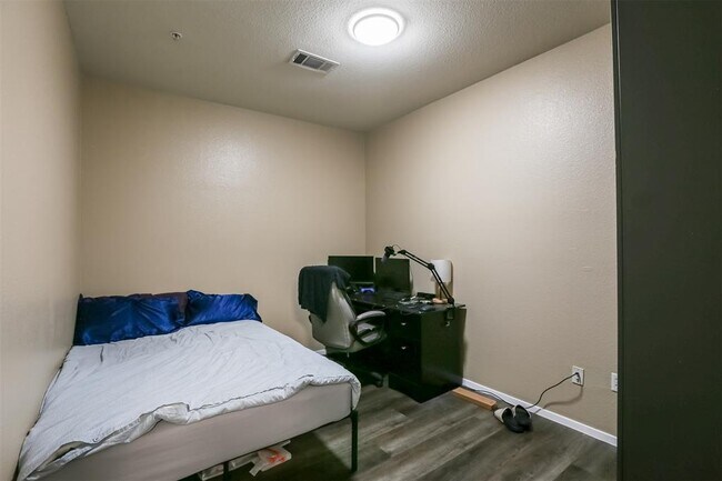 Building Photo - 910 W 25th St