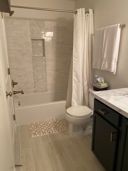 Full Bathroom - 371 Ojibway Path