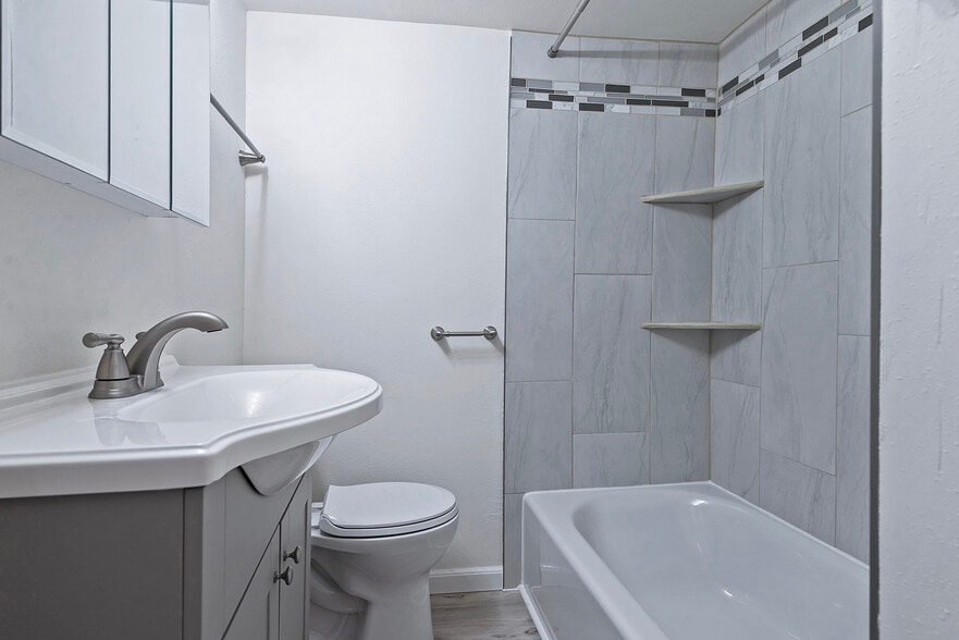 Bathroom 2 - 2723 S Melbourne St