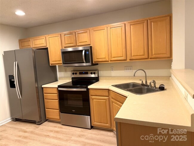 Building Photo - 10013 University Park Ln