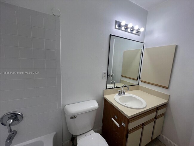 Building Photo - 1227 SW 46th Ave
