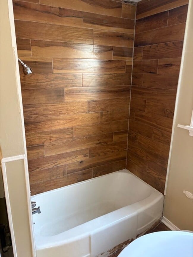 Building Photo - Updated 2 Bedroom Apartment near LSUS!