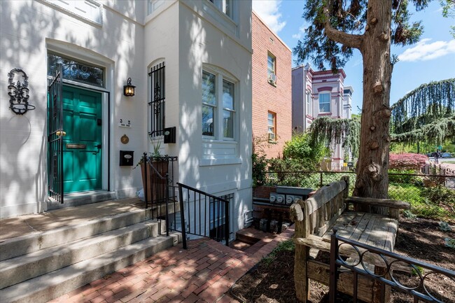 Building Photo - 1118 F St NE