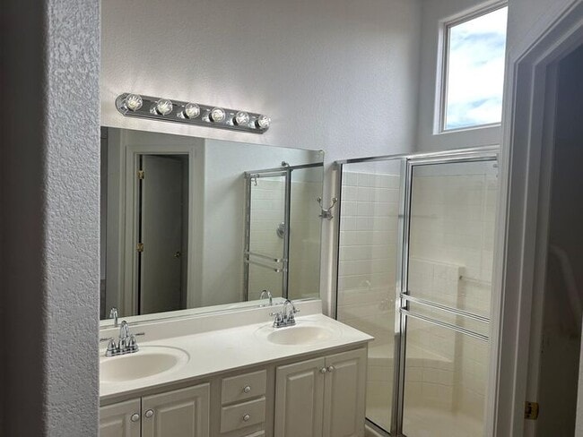 Building Photo - **Beautifully Updated 4-Bedroom Home in Pr...