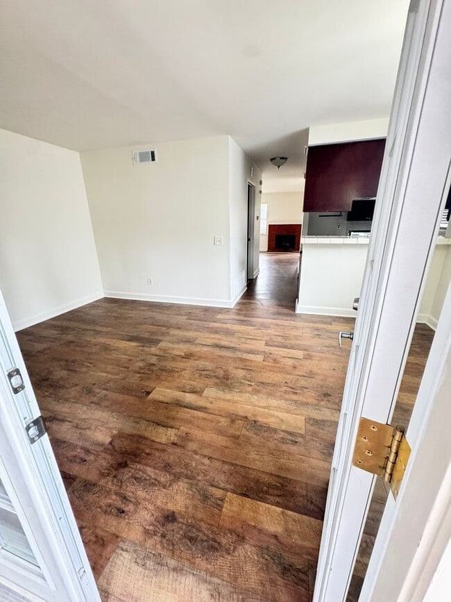 Building Photo - Welcome home to this charming and cozy corner-unit condo in the heart of Rancho Cucamonga!