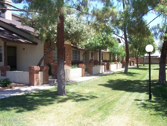 Building Photo - 2 bed Townhouse near Downtown Gilbert