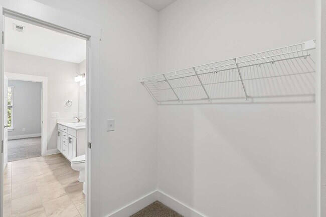 Building Photo - "Charming 3-Bed Townhouse Retreat with 2.5 Baths in Hendersonville's Heart!"