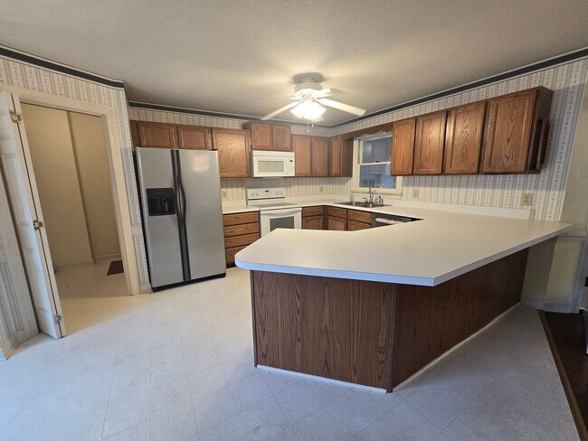 Building Photo - Quiet Neighborhood- Large Lot- Shed- Enclosed Sunroom! Community Pool & Tennis Courts!
