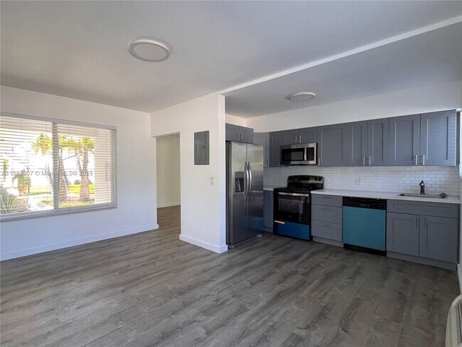 Building Photo - 1750 S Treasure Dr