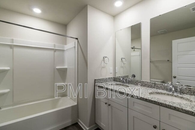 Building Photo - 1005 Enclave Cir