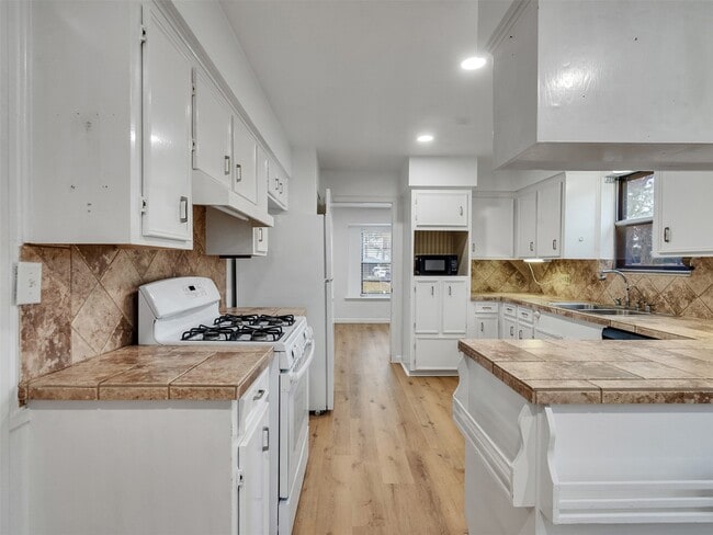 Building Photo - 418 Oakhill Dr