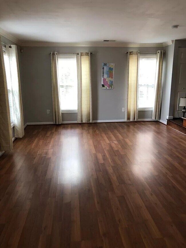 Building Photo - 511 Wellington Court