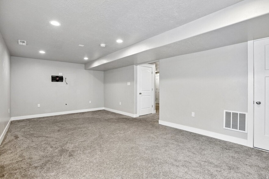 Building Photo - 167 W Silver Springs Dr
