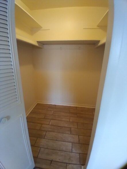 Building Photo - 3300 Kenmore Rd