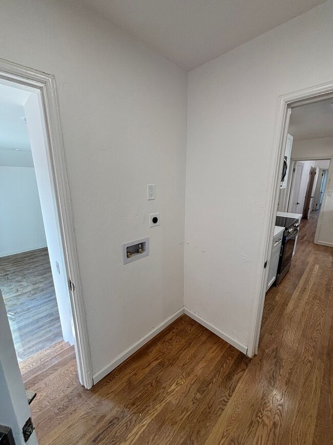 Building Photo - Spacious 3BR, 2Bath House Oakland | $35=00 | Newly Remodeled | Se Habla Español