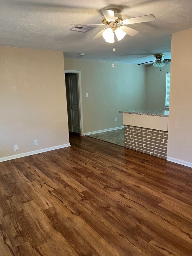 Building Photo - 110 Oleander St