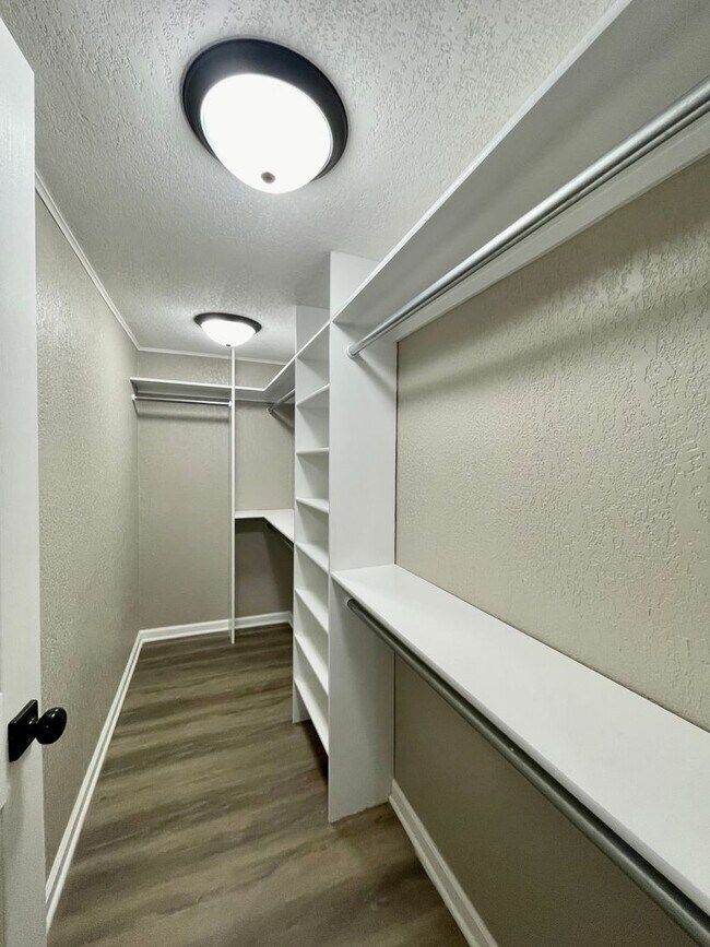 Building Photo - Large 3 Bedroom Remodeled Home