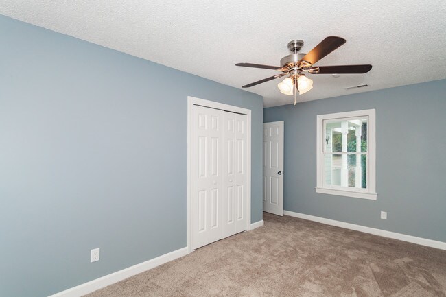 Building Photo - 2113 Tanglewood Rd