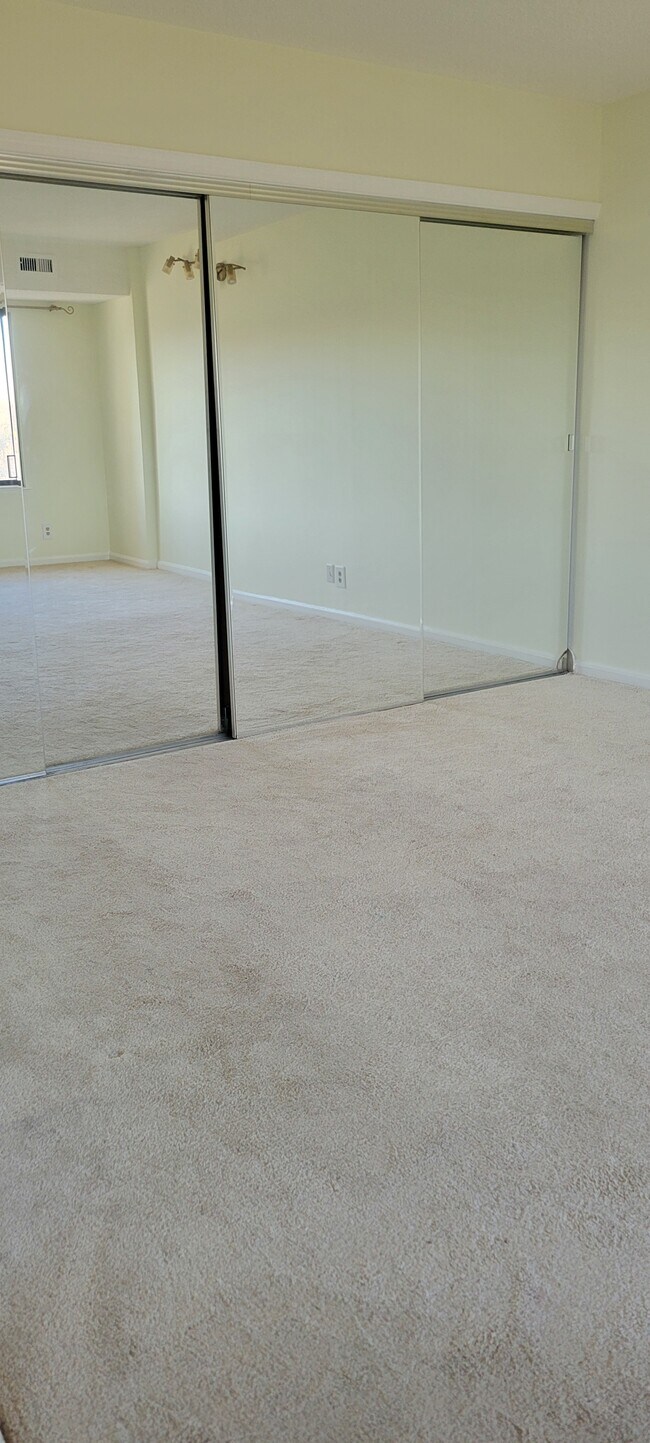 Building Photo - 3800 Powell Ln