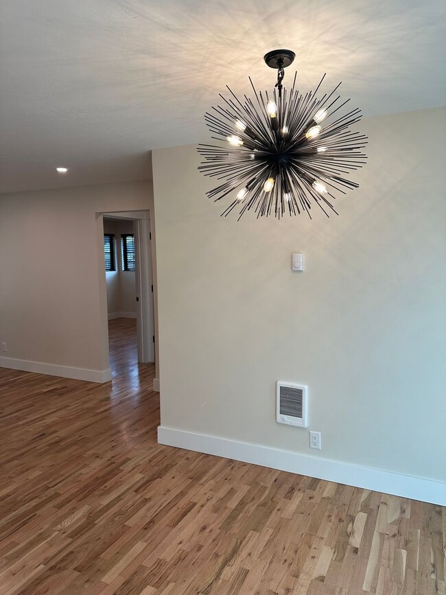 Building Photo - Luxury 2 bedroom 1 bath duplex in a great ...