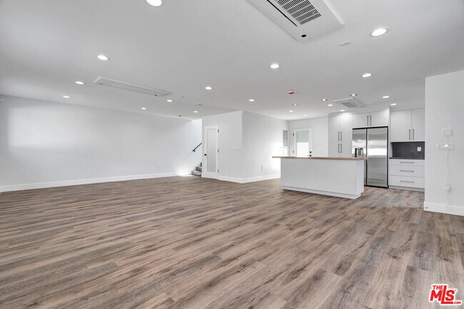 Building Photo - 11611 Burbank Blvd
