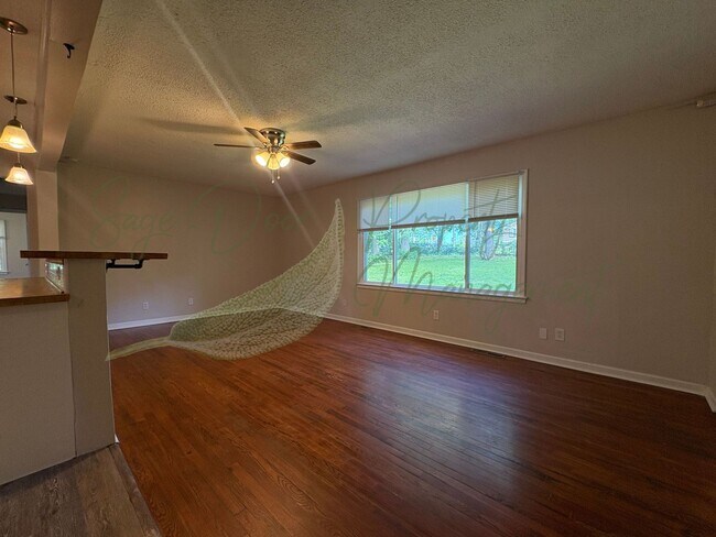 Building Photo - SINLGE FAMILY HOME IN RAYTOWN!!!