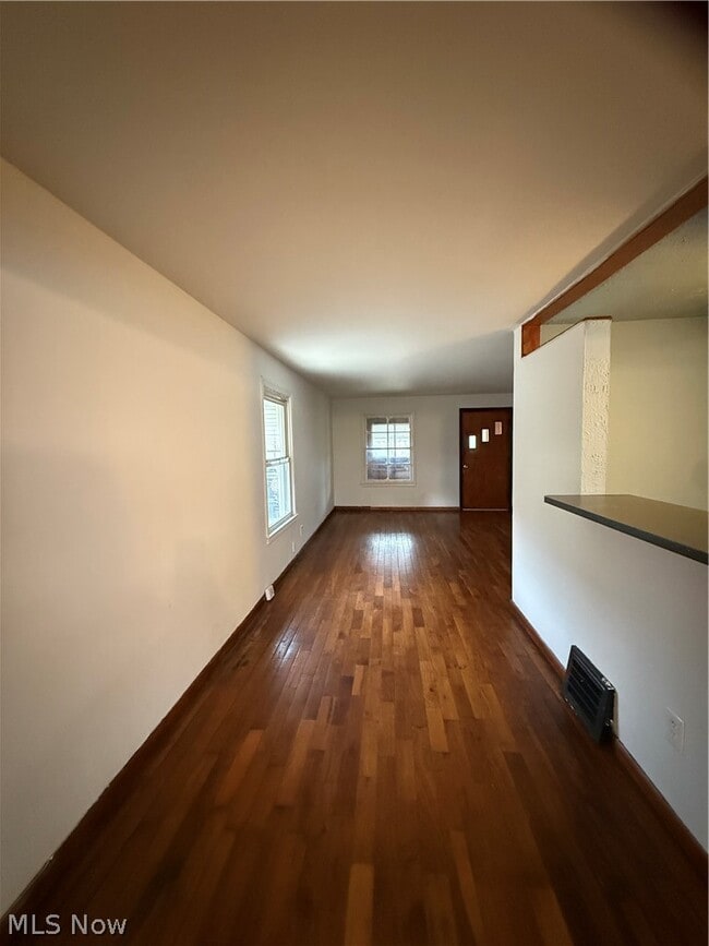 Building Photo - 1427 E 252nd St