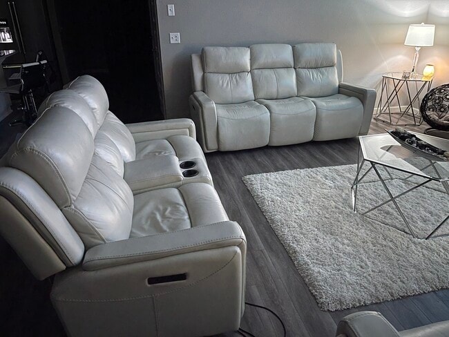 Building Photo - Pierre